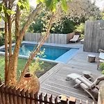 House With Pool, Jacuzzi And Sauna Near Avignon Hébergement de vacances *