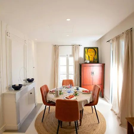 House With Pool, Jacuzzi And Sauna Near Avignon بيت للعطل *