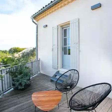 別荘 House With Pool, Jacuzzi And Sauna Near Avignon ヴィルヌーヴ・レ・ザヴィニョン