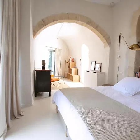 House With Pool, Jacuzzi And Sauna Near Avignon بيت للعطل
