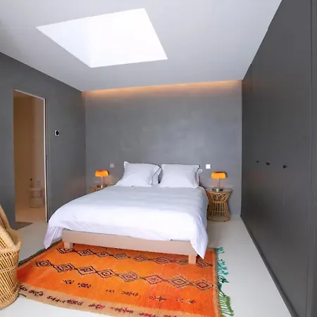 House With Pool, Jacuzzi And Sauna Near Avignon 別荘