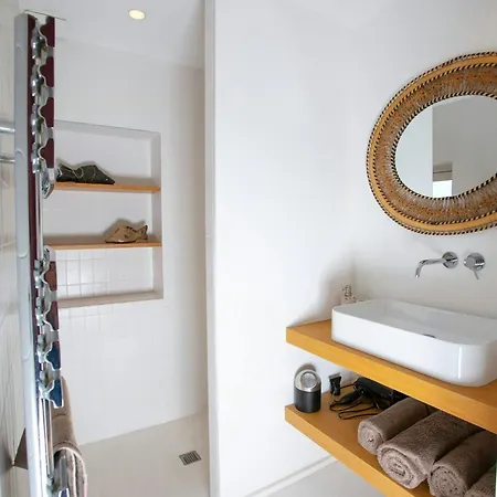 House With Pool, Jacuzzi And Sauna Near Avignon فينوف ليز أفيجْنْ