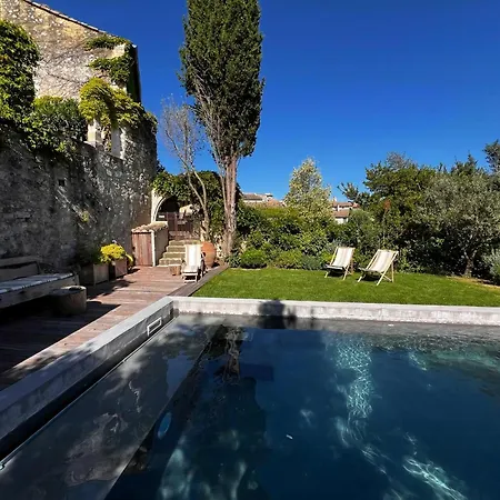House With Pool, Jacuzzi And Sauna Near Avignon بيت للعطل