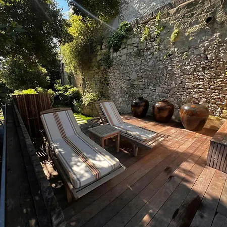 House With Pool, Jacuzzi And Sauna Near Avignon بيت للعطل