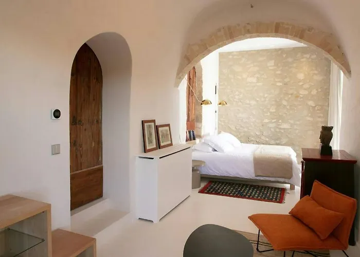 House With Pool, Jacuzzi And Sauna Near Avignon *