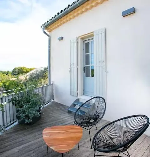 House With Pool, Jacuzzi And Sauna Near Avignon *